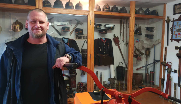 TIP NA VÝLET: V Olšanech je unikátní soukromé hasičské muzeum. Jsou zde tisíce exponátů, přilby, odznaky, sekery