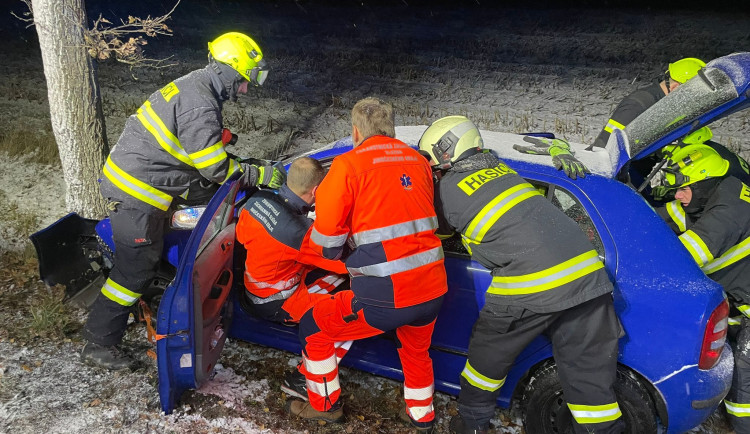 Řidička Fabie zůstala po nehodě zaklíněna v autě, vyprostit ji museli hasiči