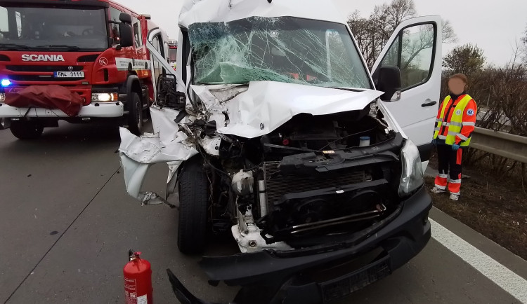 Dálnice na Ostravu byla u Olomouce kvůli vážné nehodě uzavřená. Pro zraněné letěl vrtulník