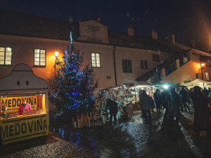 Adventní trhy pod Rumpálem krátí čekání na Vánoce