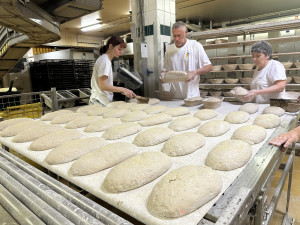 Chleby se před umístěním do pece zdobí a potírají vodou.