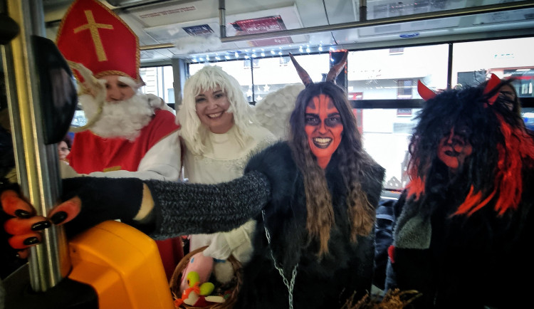 Mikuláš si pro pomocníky přijede autobusem 