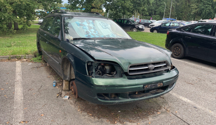 Město bude znovu prodávat autovraky. Vystaví je v areálu dopravního podniku