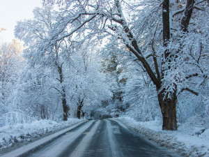 Meteorologové zpřísnili výstrahu před sněhem. Řidiči by měli být opatrní