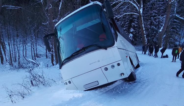 Ledovka pokryla silnice. U Rejchartic sjel autobus se studenty do příkopu, dva zranění skončili v nemocnici