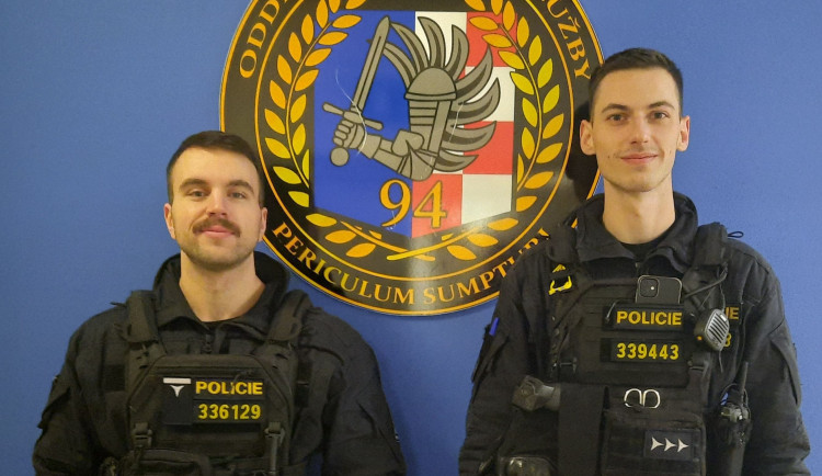Policisté ze Šumperka zachránili život šestašedesátiletému muži. Oživili ho pomocí defibrilátoru