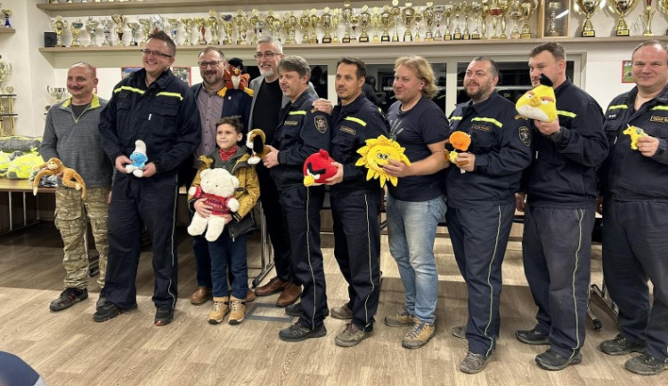 Olomoučtí dobrovolní hasiči dostali vybavení a plyšáky. Budou je rozdávat vystrašeným dětem při zásazích