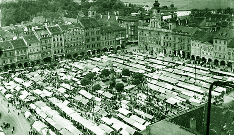 DRBNA HISTORIČKA: Na budějckém náměstí byly v době trhů stovky stánků