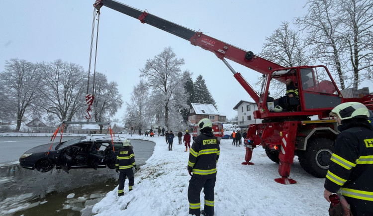 Sníh komplikuje dopravu v kraji. V Dolním Bukovsku skončilo auto v rybníku