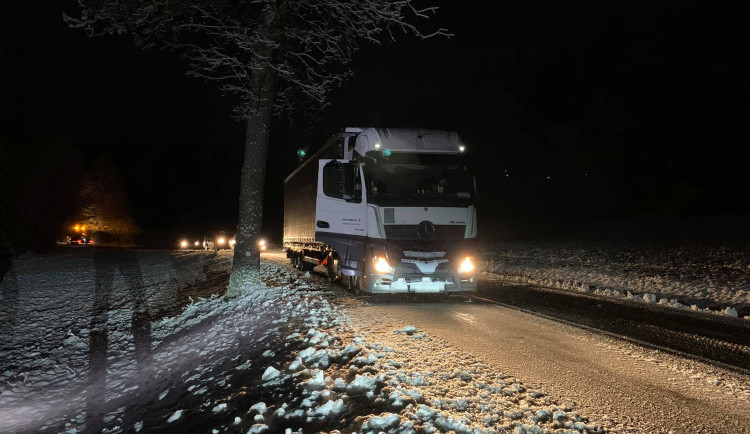Silnici k rakouským hranicím blokují kamiony. V kraji celý den hustě sněží