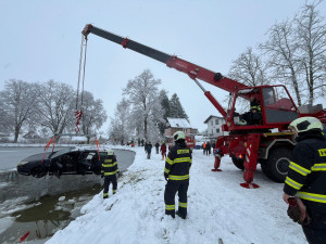 Sníh komplikuje dopravu v kraji. V Dolním Bukovsku skončilo auto v rybníku