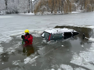 Sníh komplikuje dopravu v kraji. V Dolním Bukovsku skončilo auto v rybníku