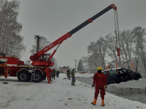 Sníh komplikuje dopravu v kraji. V Dolním Bukovsku skončilo auto v rybníku