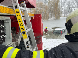 Sníh komplikuje dopravu v kraji. V Dolním Bukovsku skončilo auto v rybníku