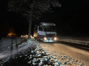 Silnici k rakouským hranicím blokují kamiony. V kraji celý den hustě sněží