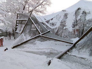 Také při loňské zimě zaměstnanci zoologické zahrady řešili škody spojené s těžkým sněhem. Fotografie poskytl zástupce ředitele Roman Kössl.