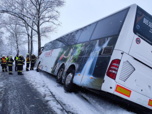 Na jihu Čech havaroval autobus s japonskými turisty. Všichni jsou v pořádku
