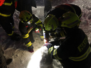 Pes uvízl v půlmetrovém sněhu. Zachránili ho hasiči