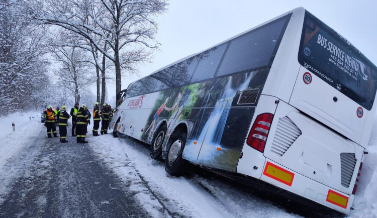 Nehoda autobusu u Nových Hradů.