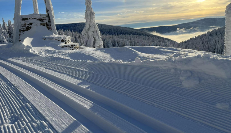 Do Jeseníků vyrazili běžkaři a rozjely se první vleky, fungovala i Hrubá Voda. Příští víkend se přidají další areály