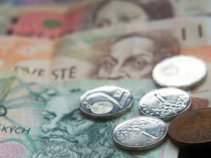 Průměrná mzda v Česku ve třetím čtvrtletí reálně klesla, říkají analytici