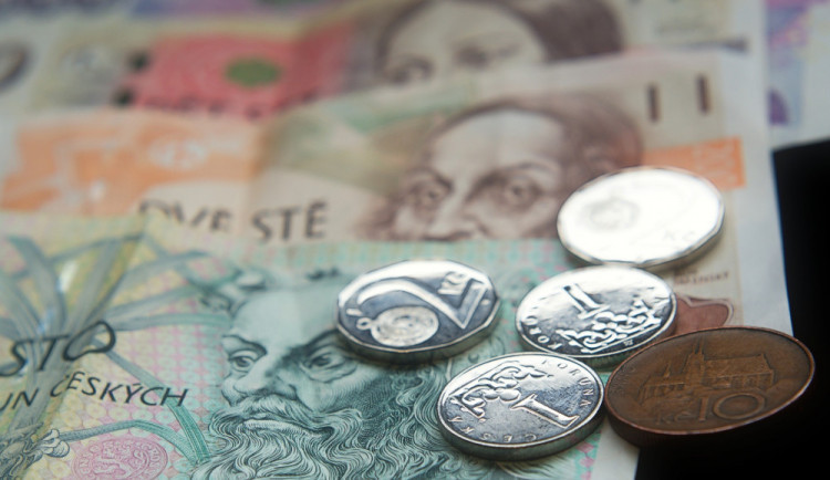 Průměrná mzda v Česku ve třetím čtvrtletí reálně klesla, říkají analytici