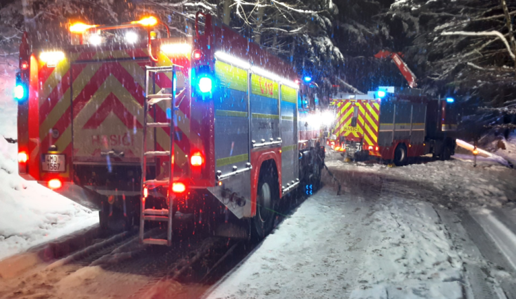 Kvůli sněhu hasiči vyjížděli v kraji padesátkrát. Některé silnice byly neprůjezdné až nedělního podvečera