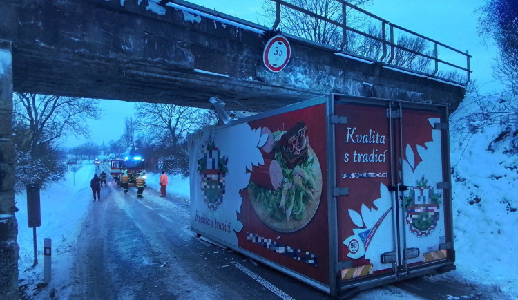 Nákladní auto vjelo pod železniční most u Čelechovic na Hané a urvalo korbu. Provoz na trati byl přerušen