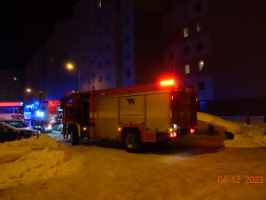 Na Máji brzy ráno zasahovali hasiči. Z hořícího bytu zachránili ženu