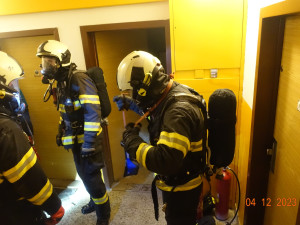 Na Máji brzy ráno zasahovali hasiči. Z hořícího bytu zachránili ženu