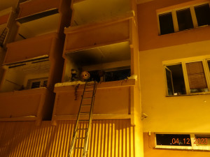 Na Máji brzy ráno zasahovali hasiči. Z hořícího bytu zachránili ženu