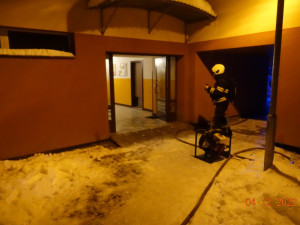 Na Máji brzy ráno zasahovali hasiči. Z hořícího bytu zachránili ženu