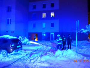 Na Máji brzy ráno zasahovali hasiči. Z hořícího bytu zachránili ženu