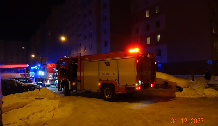Na Máji brzy ráno zasahovali hasiči. Z hořícího bytu zachránili ženu