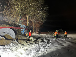 Kamion s návěsem skončil u Českých Budějovic ve škarpě a zaklíněný ve stromu