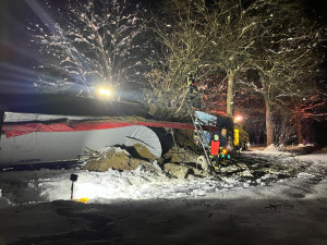 Kamion s návěsem skončil u Českých Budějovic ve škarpě a zaklíněný ve stromu