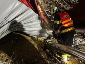 Kamion s návěsem skončil u Českých Budějovic ve škarpě a zaklíněný ve stromu