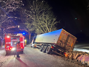 Kamion s návěsem skončil u Českých Budějovic ve škarpě a zaklíněný ve stromu