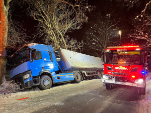 Kamion s návěsem skončil u Českých Budějovic ve škarpě a zaklíněný ve stromu