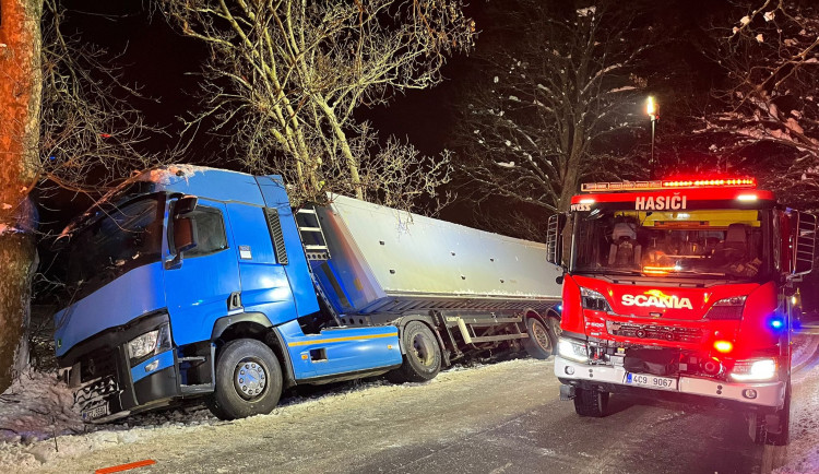 Kamion s návěsem skončil u Českých Budějovic ve škarpě a zaklíněný ve stromu