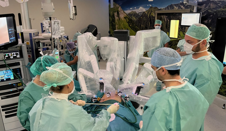 V českobudějovické nemocnici nově operují plicní nádory pomocí robota