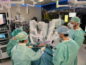 V českobudějovické nemocnici nově operují plicní nádory pomocí robota