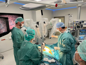 V českobudějovické nemocnici nově operují plicní nádory pomocí robota