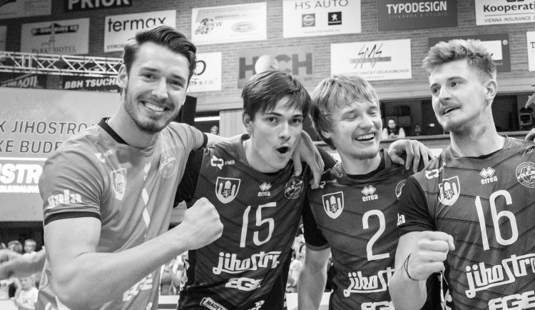 Zemřel Martin Jindra. Na fotce úplně vlevo.