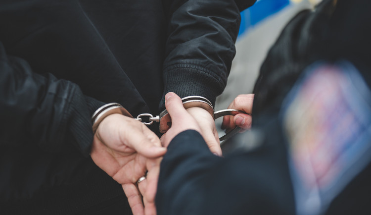 Policie zadržela dva dealery pervitinu. Hrozí jim až pět let vězení