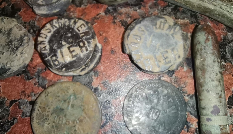 Ptenský zámek vydal poklady. Sudové plomby, které dokládají existenci pivovaru, ale i měďáky a stříbrňáky