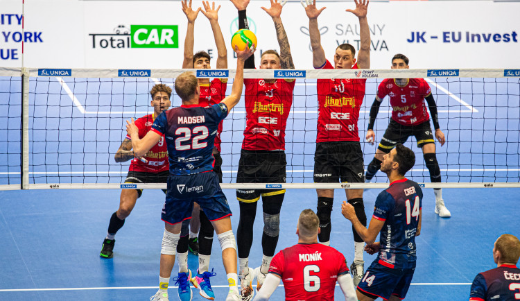 První reprízu finále extraligy vyhráli domácí Lvi