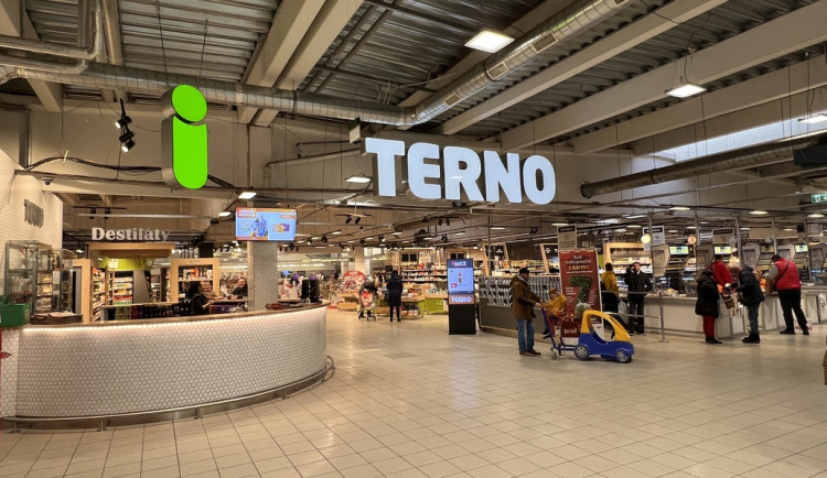 Zákazníky vítá supermarket Terno v novém kabátě.
