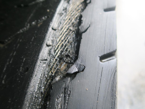 Řidič s kamionem vjel pod viadukt a vůz poškodil. Měl navíc ojeté gumy a porušil dobu jízdy