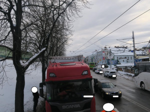 Řidič s kamionem vjel pod viadukt a vůz poškodil. Měl navíc ojeté gumy a porušil dobu jízdy